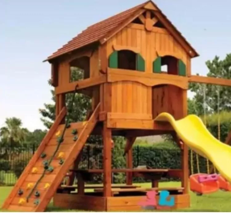 Projeto Casinha de Madeira Suspensa com Playground