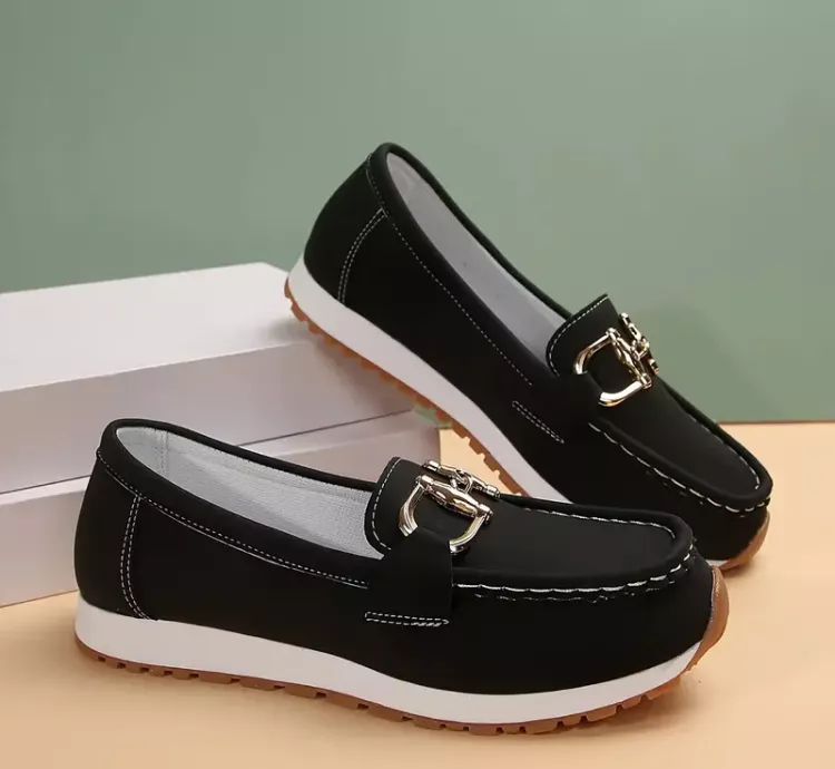 Mule Feminino Elegante com Fivela Metálica – Loafer Estiloso e Confortável para Todas as Estações